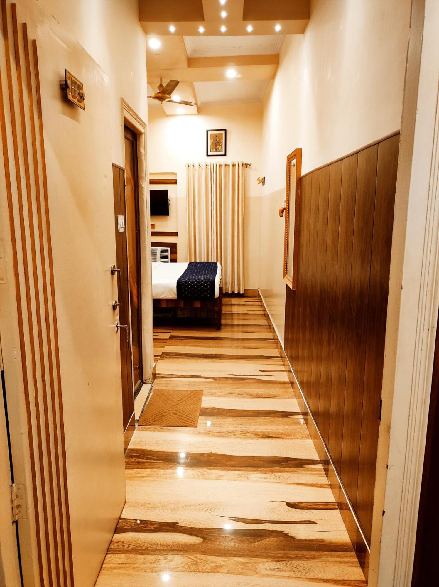 Bhagyashree Guest House 2 Km To Vishwanath Temple, Ganga Ghat Parking Available Bénarès Extérieur photo